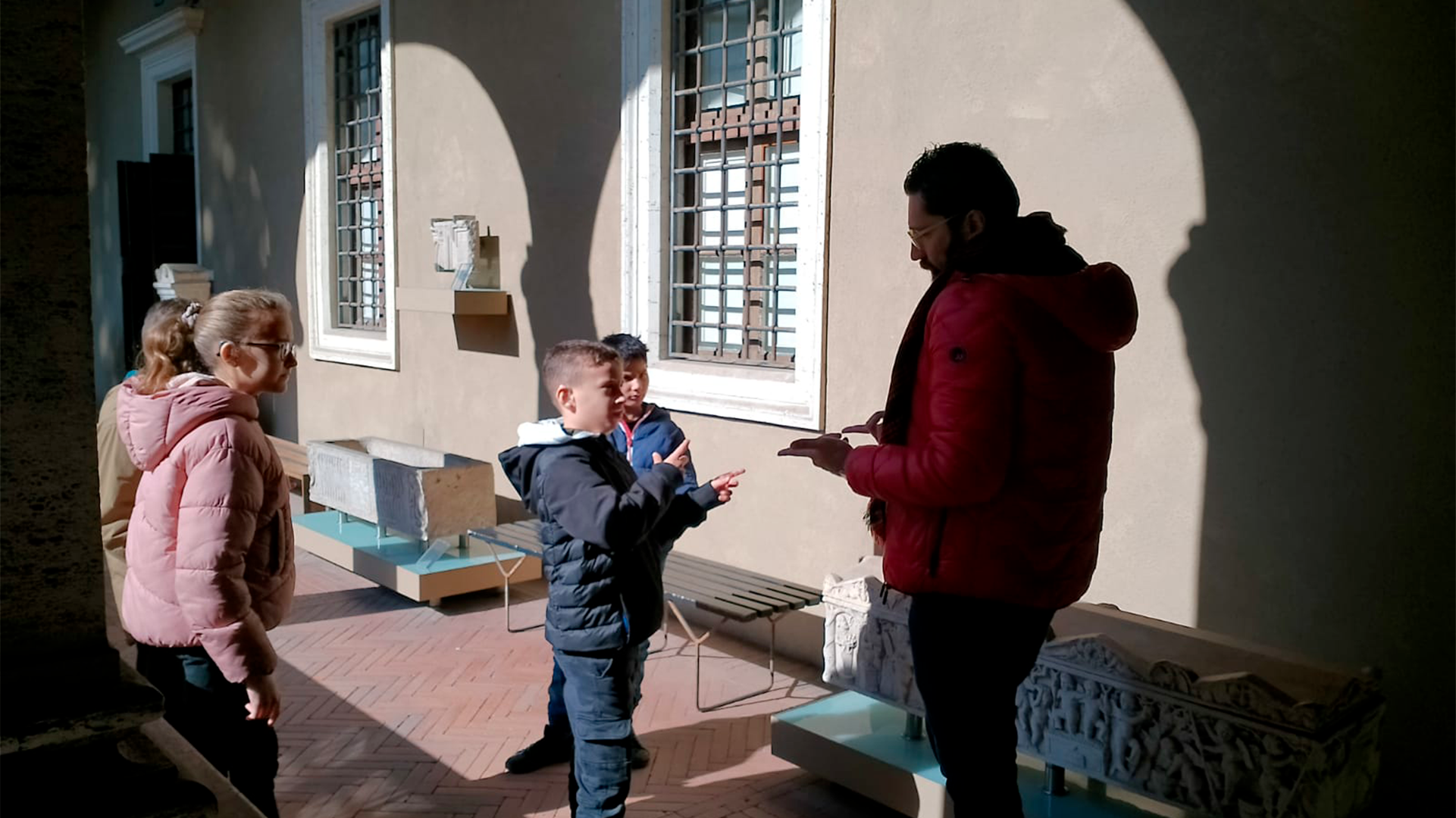 Arte e Storia al servizio di tutti – Laboratorio a Palazzo Venezia in Lingua dei Segni Italiana (LIS) Sabato 13 maggio, ore 11.00  Visita con laboratorio per bambini in Lingua dei Segni Italiana